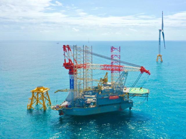 全国首创“护卫”风电安装平台在深海完成首台风机吊装作业