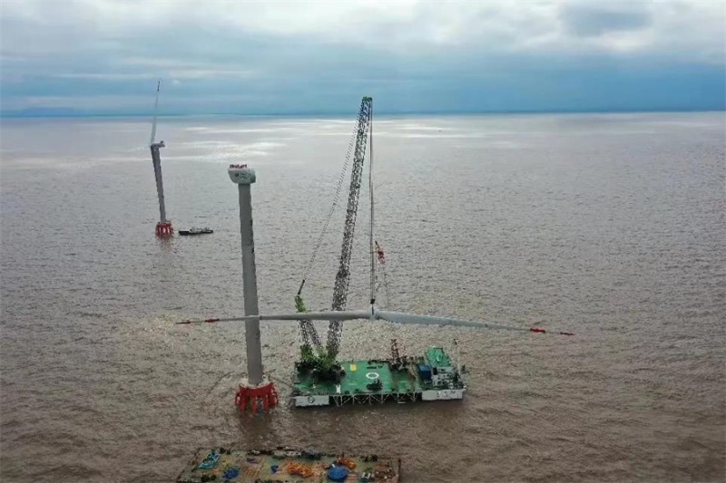 嘉兴1号海上风电首台7兆瓦风机安装成功