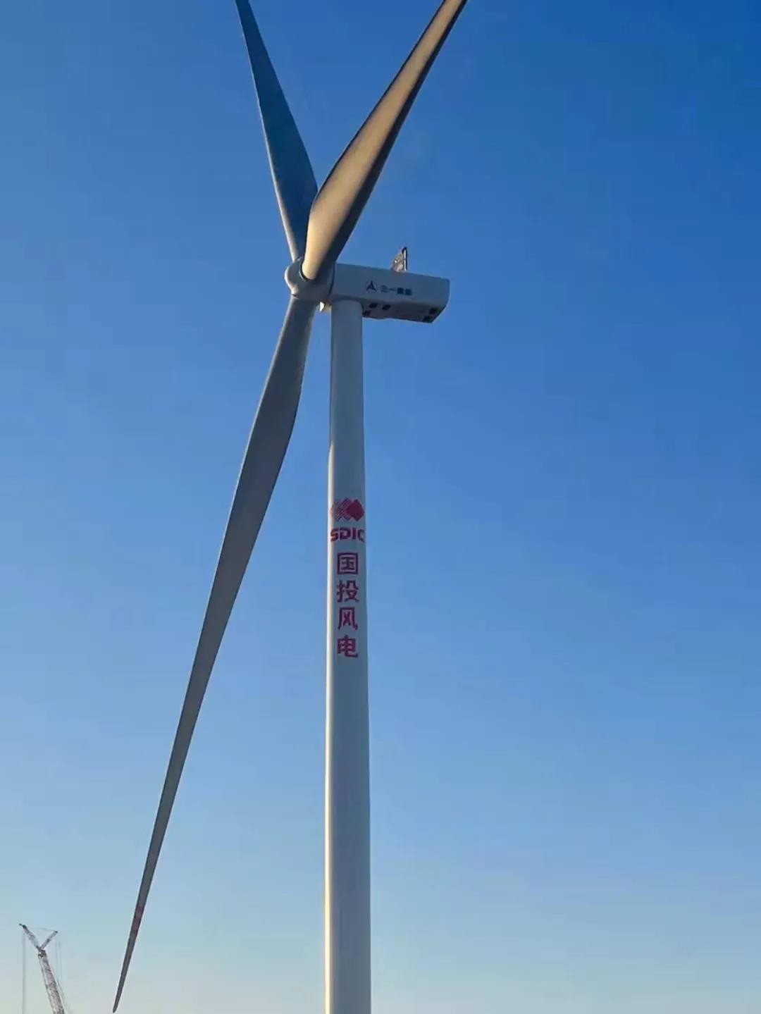 全球单机容量最大商业化陆上风场 首台吊装完成！