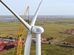 国内单机容量最大、叶轮直径最大陆上风电机组完成吊装