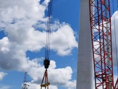华能电建200兆瓦风电工程首台风机成功吊装