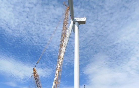 东方风电首台G5500-183双馈型风电机组完成吊装