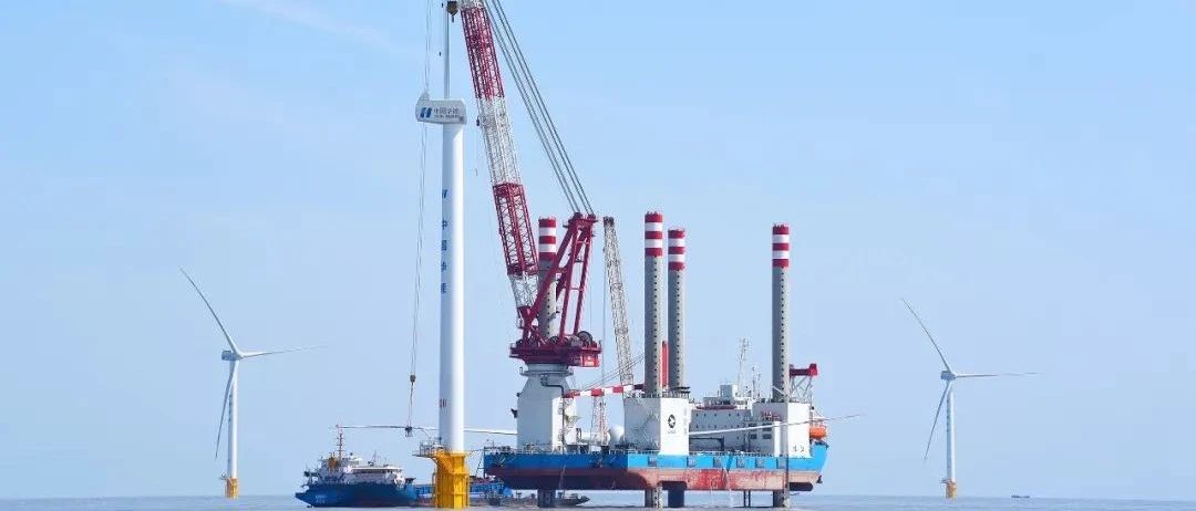 国内首座1200吨自航自升式风电安装平台“振江号”首吊成功！