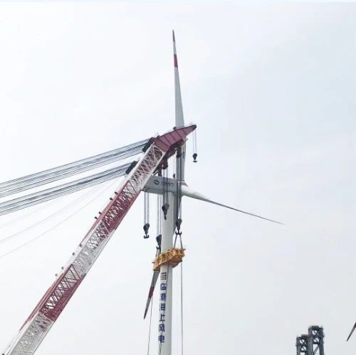 上海电气临港一期海上风电项目首台风机顺利吊装完成