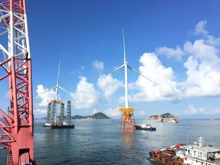 关注 广东省首台海上风机成功吊装