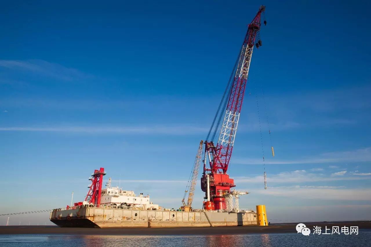 上海振华重工举行2000吨风电船龙骨安装四方见证仪式