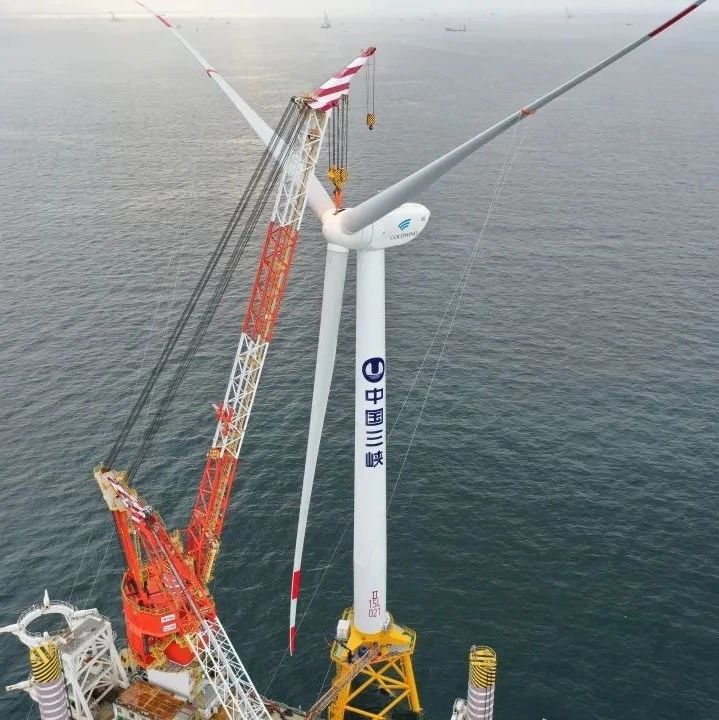 中国南海海域首台6.45MW海上风机成功吊装