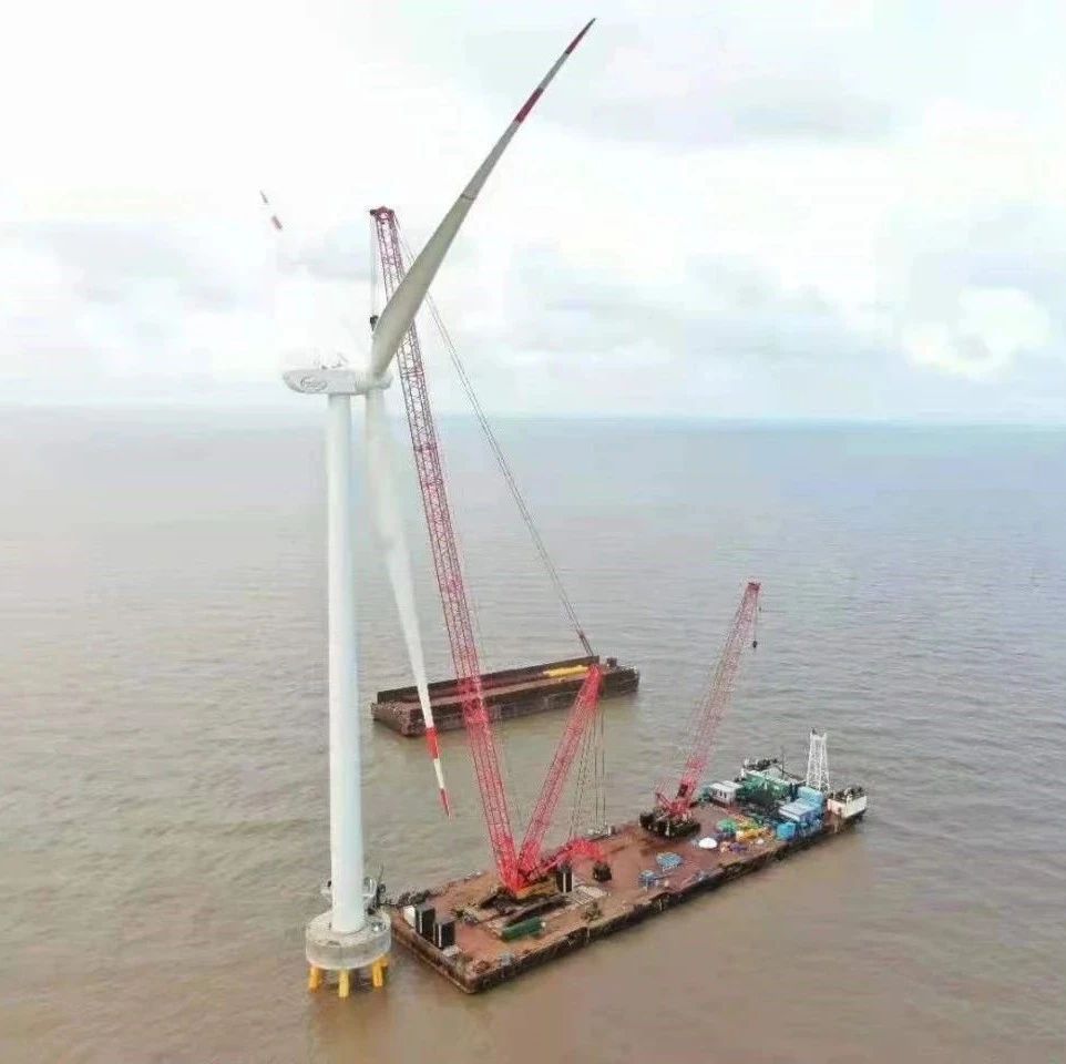 金风科技在越南首台海上风电机组完成吊装