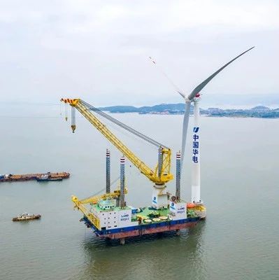 华电集团首个海上风电项目首台风机成功吊装