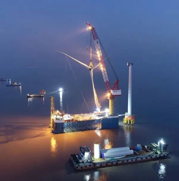 国内首次！中广核岱山4#海上风电项目利用浮吊船试吊机舱轮毂成功