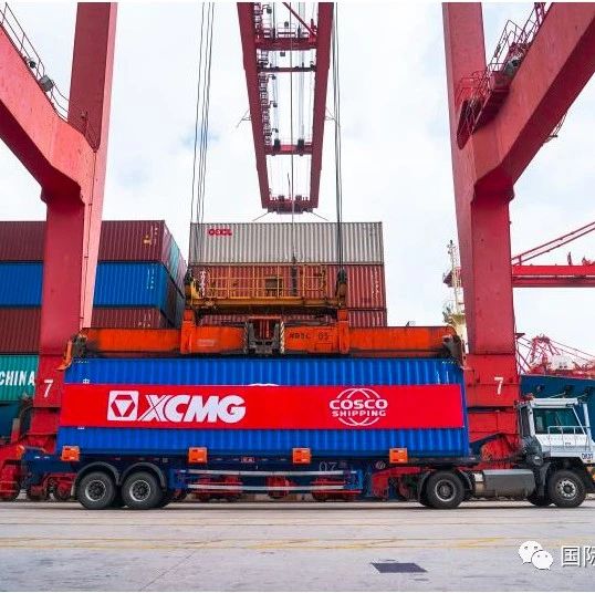 徐工集团重大件工程物流携手中远海运, 开创中国工程机械行业出口新纪录！