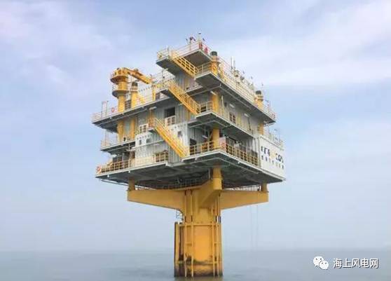 世界首座分体式海上升压站吊装成功