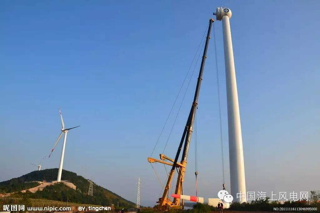 贵州关岭永宁风电场首台风力发电机组成功吊装