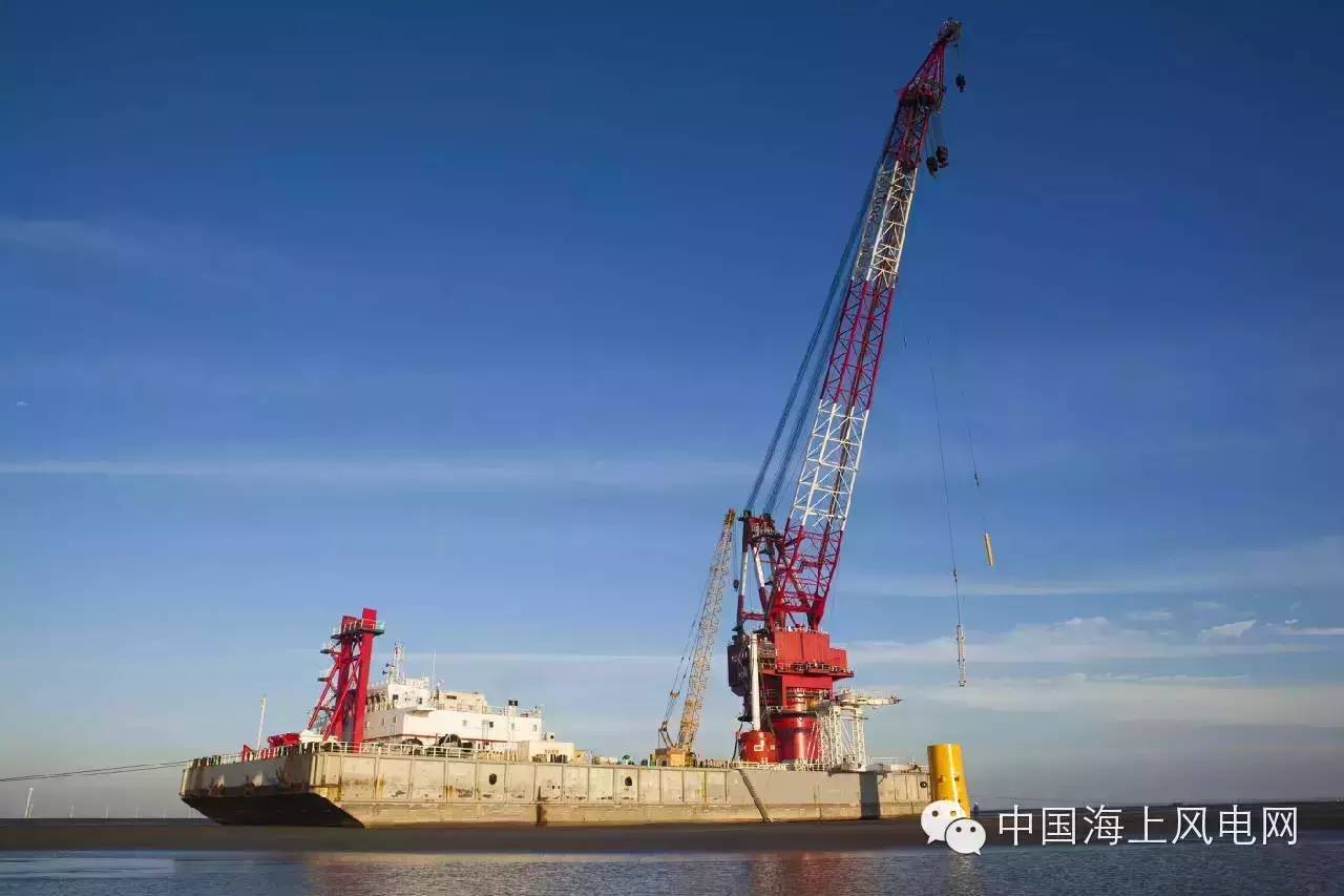 振华重工1000吨自升式风电安装船下水