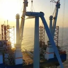 800MW！国内单体容量最大海上风电项目首台风机完成吊装