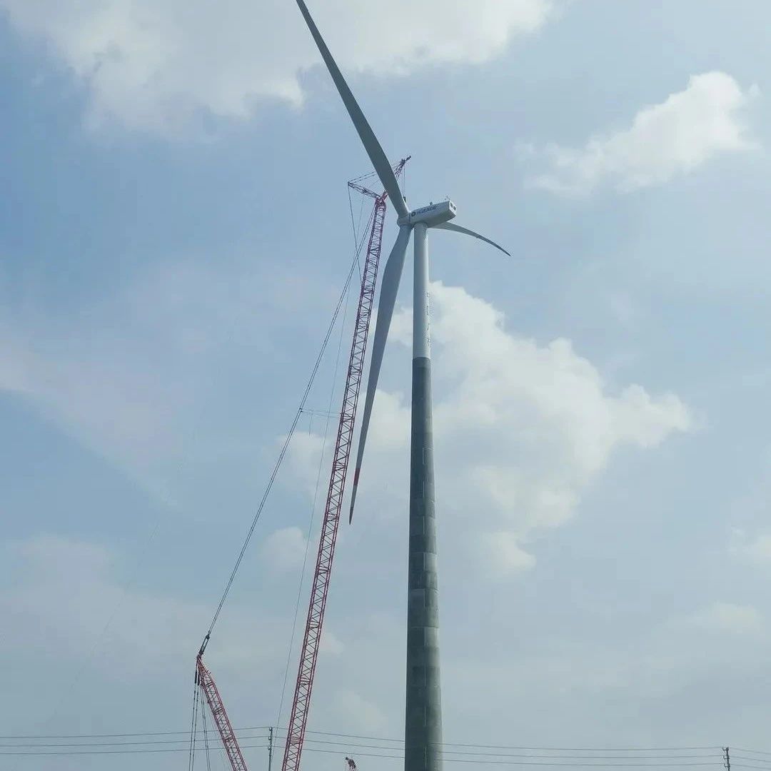 国内首批150米及以上超高混塔机组项目顺利吊装