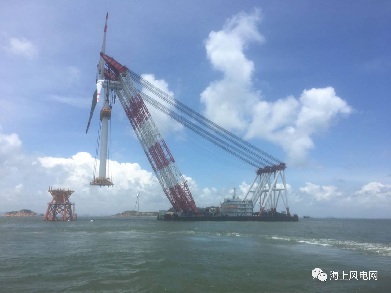 快报 中交三航局在广东珠海桂山海上风电场示范项目成功完成两种型式风机整体安装
